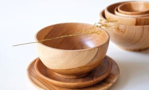 Berbagai kerajianan mangkok kayu jati begitu estetik dan juga aman untuk kesehatan